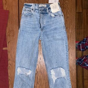Selling brand new Abercrombie “90s Straight Ultra High Rise” , Size : 25, 0S.